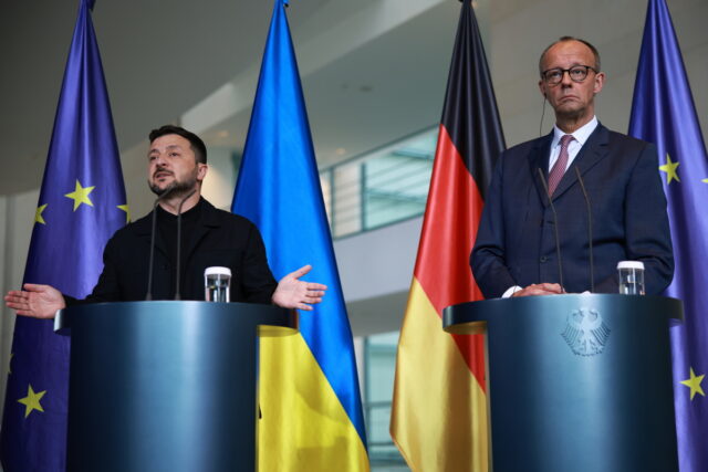 Πόλεμος στην Ουκρανία: Συμφωνία Μερτς – Ζελένσκι για κατασκευή όπλων μεγάλου βεληνεκούς