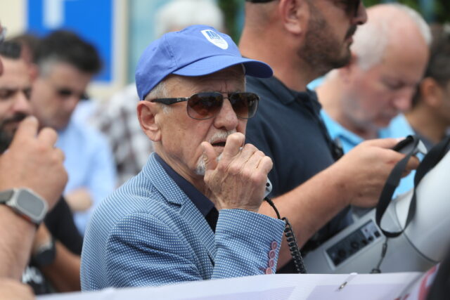 Ένταση στη συγκέντρωση των οδηγών ταξί έξω από το Υπουργείο Μεταφορών