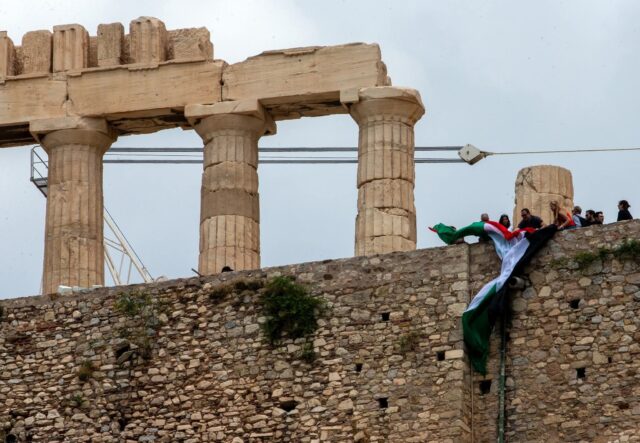 Προσαγωγές μελών της Νέας Αριστεράς για σημαία της Παλαιστίνης στην Ακρόπολη