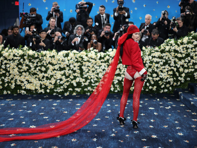 Το Met Gala 2025 ήταν αφιερωμένο στην “Υψηλή Ραπτική του Μαύρου Στυλ” αλλά κάποιοι δεν το κατάλαβαν