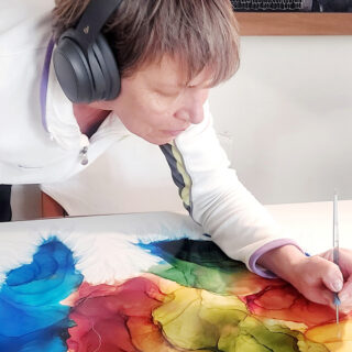 Svetlana Booth: Τα νησιά της ψυχής, το φως της μνήμης και η τέχνη ως θεραπεία