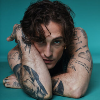 Ακούσαμε πρώτοι το debut album του Damiano David: Από το glam rock, στις τρυφερές εξομολογήσεις