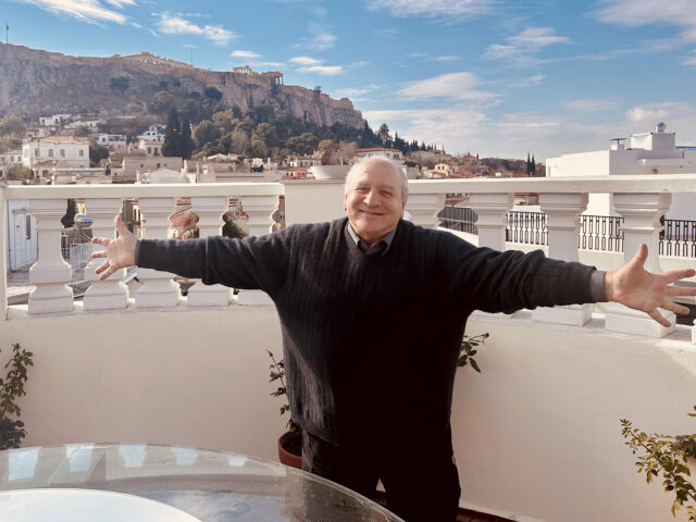 Γιάννης Μετζικώφ: «Ποιος είμαι εγώ που καταπιάνομαι και φτιάχνω, ας πούμε, έναν Αισχύλο;»