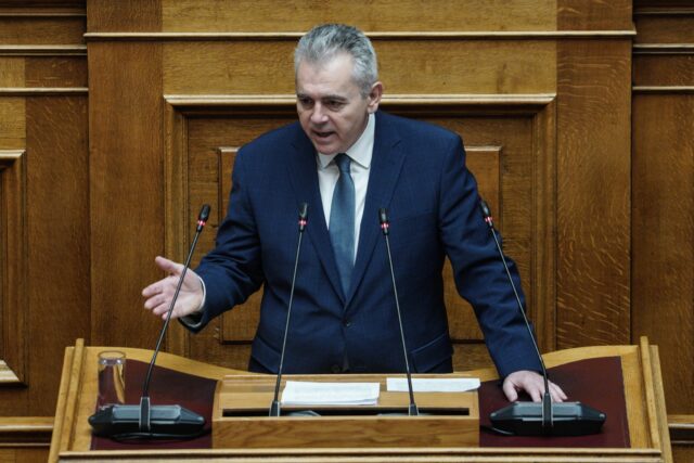 Έκρηξη εμπρηστικού μηχανισμού σε πολυκατοικία στα Πετράλωνα όπου μένει ο Μάξιμος Χαρακόπουλος