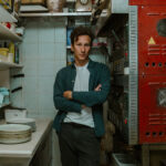 Ο Γιώργος Κουτλής σκηνοθετεί τον Μιχάλη Σαράντη στην «Κουζίνα» του Άρνολντ Γουέσκερ