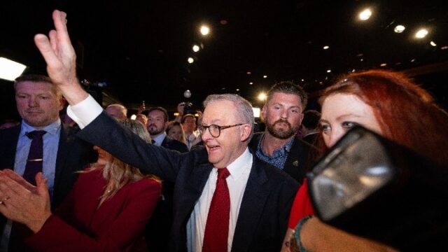 Αυστραλία: Ο Άντονι Αλμπανέζι κέρδισε το στοίχημα, εξασφαλίζοντας μια ιστορική δεύτερη θητεία ως πρωθυπουργός