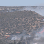 Πυρκαγιά στην Παλαιά Φώκαια: Σπίτια τυλίγονται στις φλόγες
