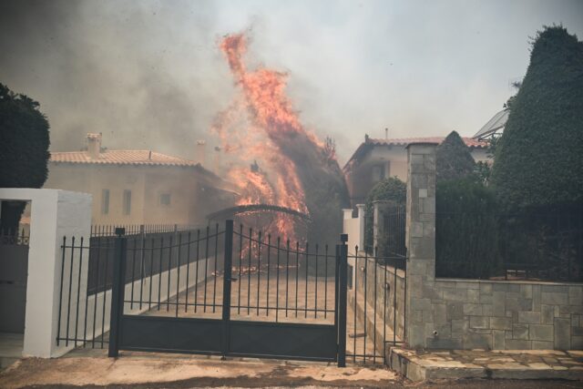 Παλαιά Φώκαια: Οι πρώτες εκτιμήσεις για το πώς ξεκίνησε η φωτιά
