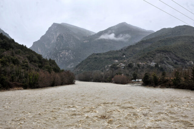 Εγκεφαλικά νεκρά τα δύο παιδιά που ανασύρθηκαν από τον Άραχθο