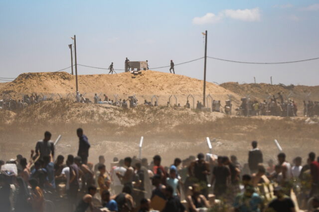 Δεκάδες νεκροί από ισραηλινά πυρά κοντά σε κέντρο διανομής βοήθειας στη Γάζα