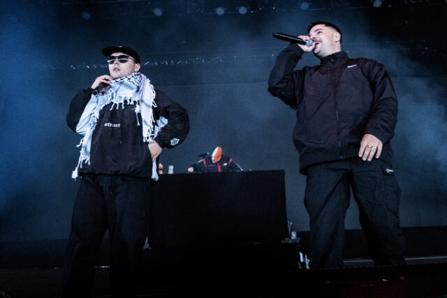 Μέλος των Kneecap στο δικαστήριο κατηγορούμενος για υποστήριξη της Χεζμπολάχ