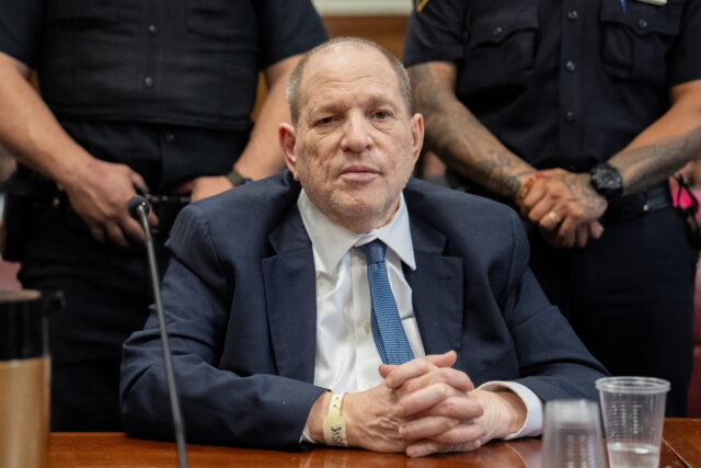 Ο Χάρβεϊ Γουάινστιν καταδικάστηκε για σεξουαλική επίθεση κατά την επανεκδίκαση της υπόθεσης
