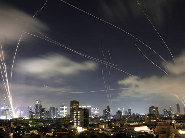 Η Τεχεράνη εξαπέλυσε νέα ομοβροντία πυραύλων προς το Ισραήλ