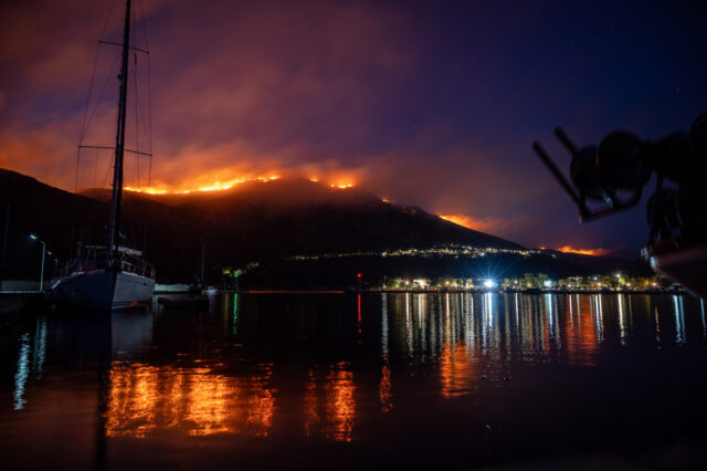 Φωτιά στη Χίο: Μαίνεται για τρίτη ημέρα το πύρινο μέτωπο