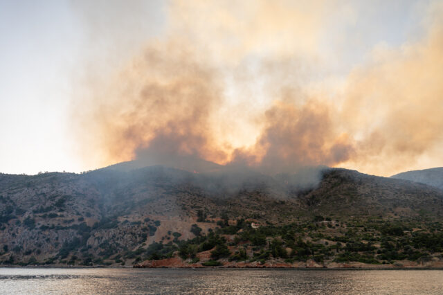 Εφιαλτική η κατάσταση στη Χίο: Εκκενώσεις χωριών και ανεξέλεγκτα πύρινα μέτωπα