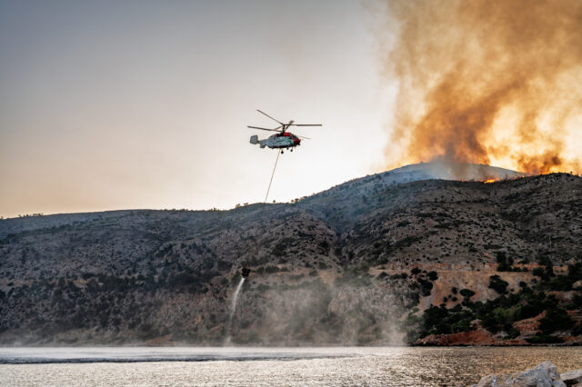 Χίος: Μεγάλη αναζωπύρωση της φωτιάς στο βουνό Προβατά