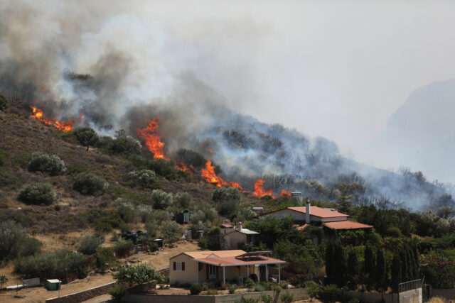 Πυρκαγιά στην Παλαιά Φώκαια Αττικής: Τρίτο μήνυμα του 112
