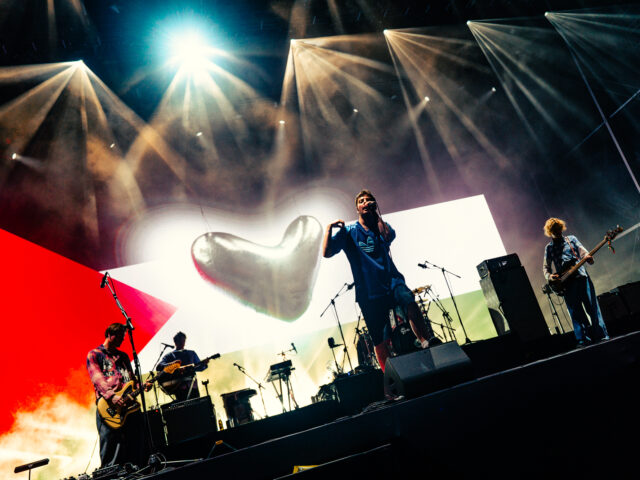 Το “Free Palestine” των Fontaines D.C., τη βραδιά που κόπηκε η ανάσα της Πλατείας Νερού