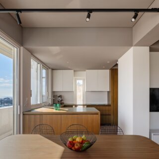 Μια κατοικία των 70s ατενίζει τον Φαληρικό Όρμο