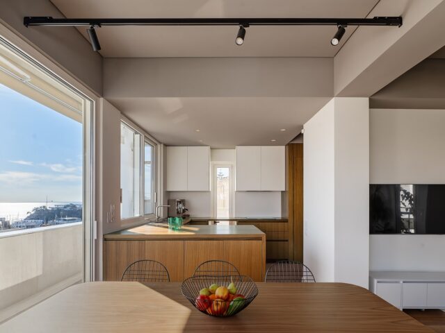 Μια κατοικία των 70s ατενίζει τον Φαληρικό Όρμο