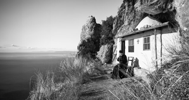«Πέρα από το Ορατό»: Φωτογραφικό λεύκωμα του Γιάννη Γιαννάτου με εικόνες του Αγίου Όρους