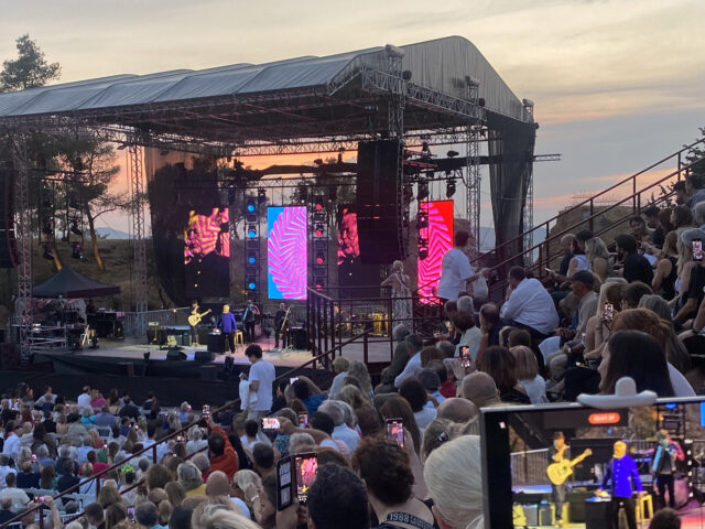 Ο «τσάκαλος» Τομ Τζόουνς και το τρυφερό κοινό ενός νοσταλγικού αναψυκτήριου