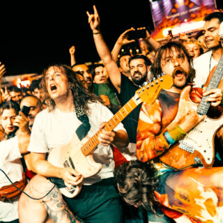 IDLES στο Release Athens 2025: Η οργή, η αγάπη και η αντίσταση στα μούτρα μας