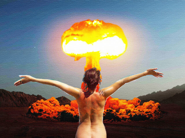 Holecare: Εδώ ο κόσμος καίγεται και ο πωπός φτιασιδώνεται