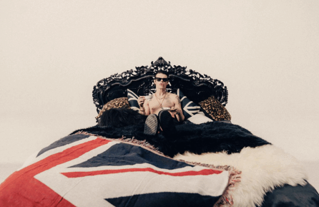 Ο Yungblud κυκλοφορεί το νέο του άλμπουμ “Idols”