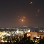 Ισραήλ και Ιράν συνεχίζουν να ανταλλάσσουν βομβαρδισμούς και πυραυλικά πλήγματα