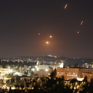 Το Ιράν εξαπολύει αντίποινα: Βροχή πυραύλων σε Τελ Αβίβ και Ιερουσαλήμ