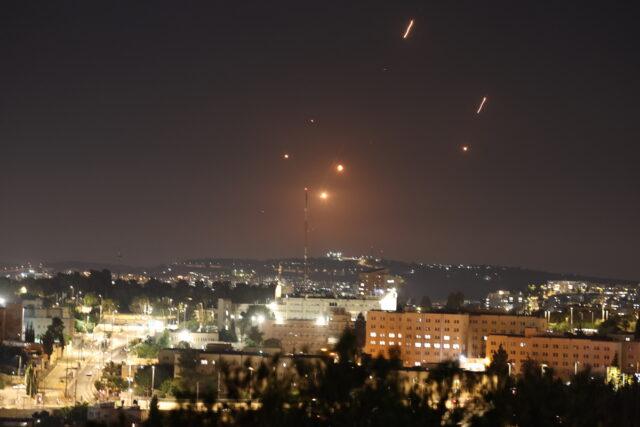 Το Ιράν εξαπολύει αντίποινα: Βροχή πυραύλων σε Τελ Αβίβ και Ιερουσαλήμ