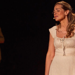 Η Νατάσσα Μποφίλιου “Μες στους ανθισμένους κήπους” και στην ιστορία της Ελλάδας