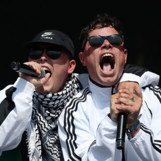 Οι Kneecap έβαλαν φωτιά στο Glastonbury (και όλα όσα έγιναν τις πρώτες δύο ημέρες)