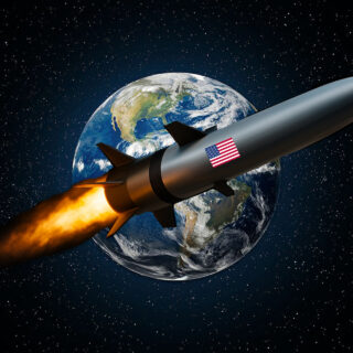 Ποιος είναι τελικά η παγκόσμια απειλή; Οι ΗΠΑ, το πυρηνικό παραμύθι και δεκαετίες βομβαρδισμών