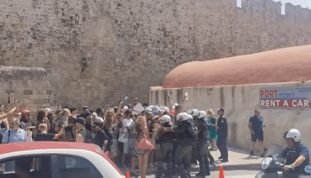 Ρόδος: Προσαγωγές διαδηλωτών λίγο πριν φτάσει το κρουαζιερόπλοιο με Ισραηλινούς τουρίστες
