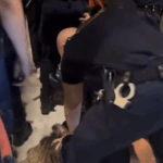 Απρόκλητη επίθεση αστυνομικών σε βάρος διαδηλωτή υπέρ της Παλαιστίνης [ΒΙΝΤΕΟ]