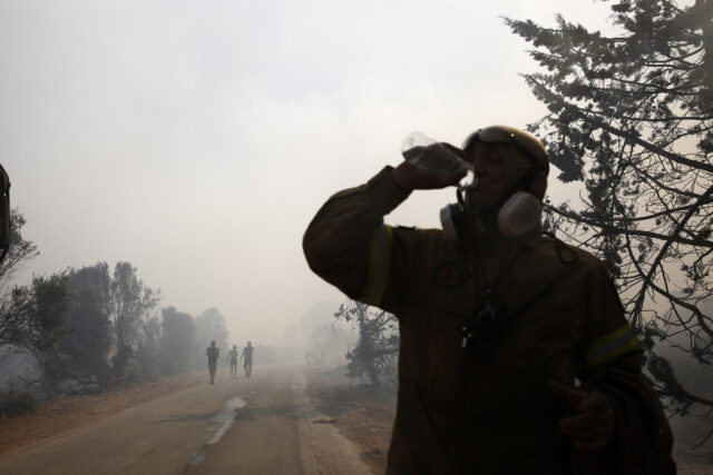 Πυρκαγιά στη Ραφήνα: Κάηκαν σπίτια, εκκενώθηκαν οικισμοί