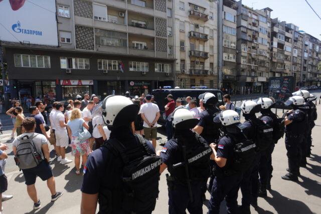 Σερβία: Οδοφράγματα και διεθνής ανησυχία για την καταστολή των διαδηλώσεων