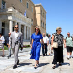 Βουλή: Η Μαρία Καρυστιανού κατέθεσε 1,3 εκατ. υπογραφές για την κατάργηση της βουλευτικής ασυλίας