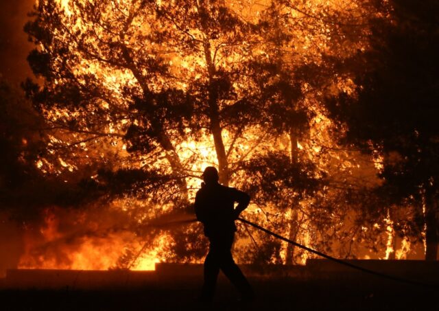 Σε ύφεση οι πυρκαγιές στον Ωρωπό και στη Θάσο