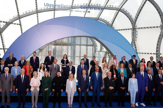 Η ΕΕ υπόσχεται 2,3 δισεκατομμύρια ευρώ για την ανοικοδόμηση της Ουκρανίας