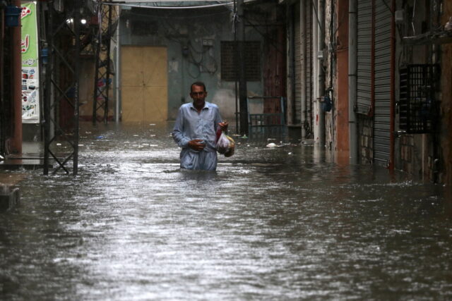 Πακιστάν: Δεκάδες νεκροί μετά από σφοδρές βροχοπτώσεις
