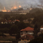 Αναζωπύρωση της πυρκαγιάς στον Φενεό – Εκκενώνονται οικισμοί