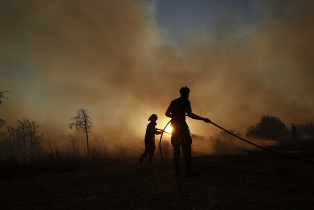 Κοζάνη: Αναζωπυρώθηκε η φωτιά στα Λιβερά