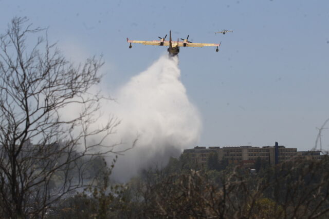 Φωτιά στην Άνδρο – Επιχειρούν εναέρια μέσα