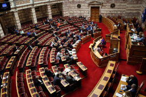 Βουλή: Σφοδρή αντιπαράθεση με επίκεντρο υποκλοπές και ΟΠΕΚΕΠΕ