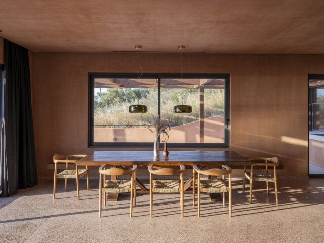 Gaia Residence: Μια κατοικία στη Λευκάδα μοιάζει να αναδύεται από τη γη