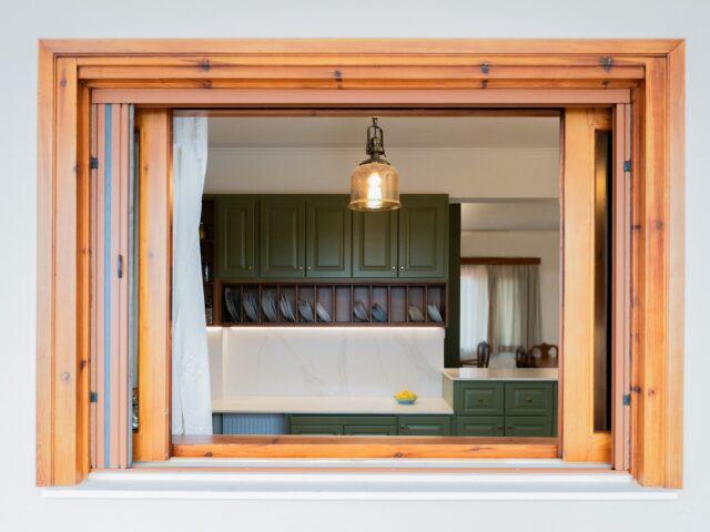 Μια «ήσυχη» ανακαίνιση σε ένα αγροτικό σπίτι των 80s στο Ελληνικό Αργολίδας