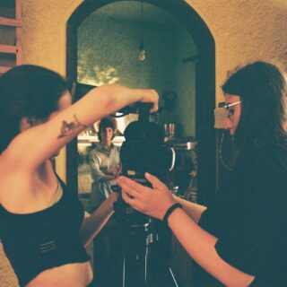 Δύο αδελφές, ένα ηφαιστειακό νησί, μια μικρή ταινία για τη μνήμη και το τραύμα